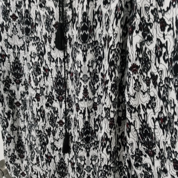 Dalia long sleeve Tassle tie Keyhole Neck Closure - Picture 3 of 8